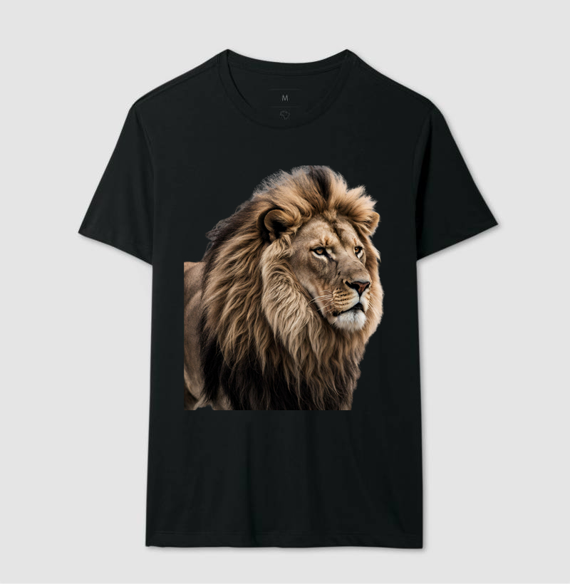 Cliente usando camiseta personalizada comprada com promoções do Mercado Livre. Design exclusivo e estilo único