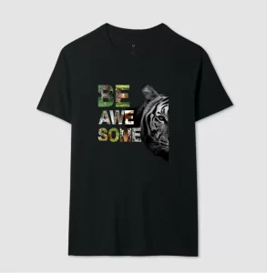 Camiseta preta com estampa de um tigre meia face e a frase ‘Be Awesome’. Ideal para quem busca um visual ousado e inspirador